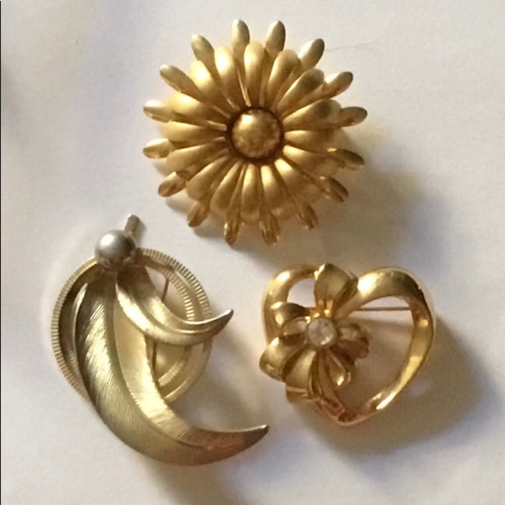 3 Vintage Golden Brooches Pins Excllnt Condition